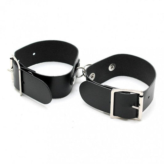 Eenvoudige leren armboeien met ring - Erotiekvoordeel.nl